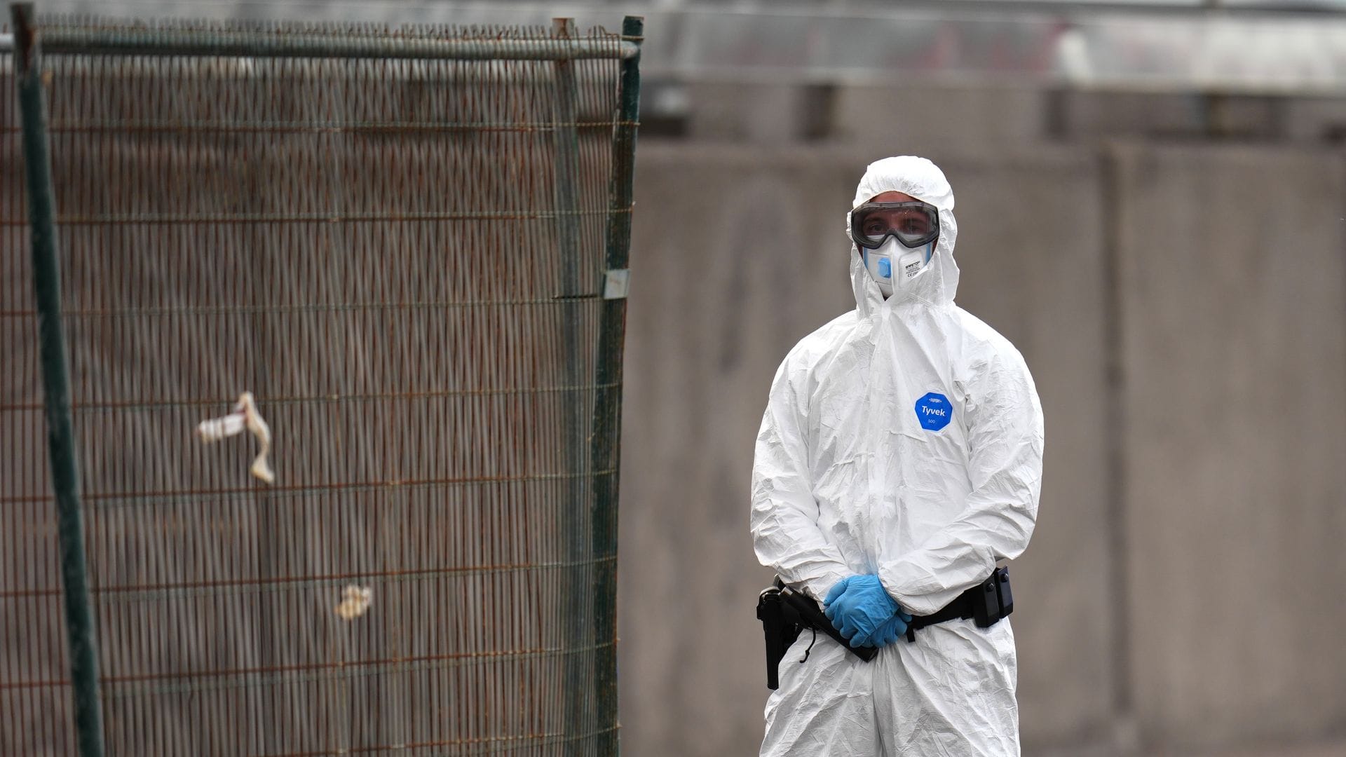 Beim Kontakt mit dem Hantavirus sollte ein Schutzanzug Pflicht sein.