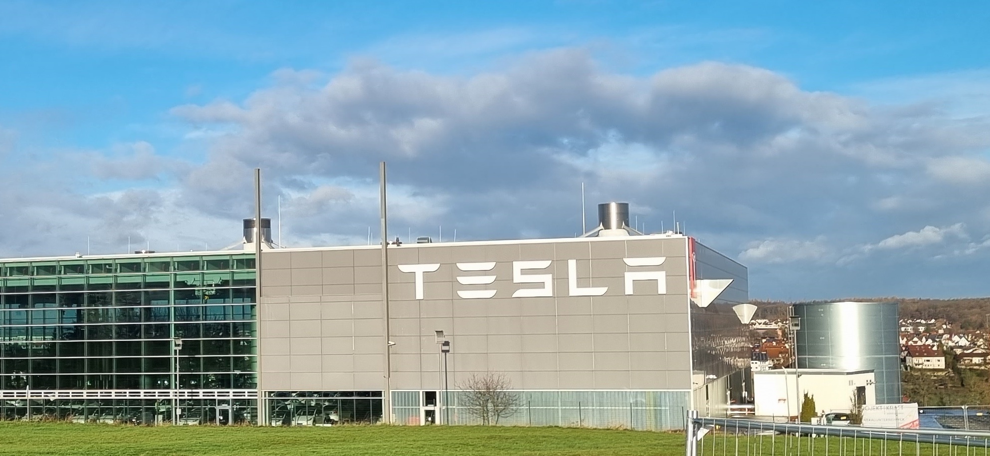 Nicht zu übersehen: Tesla siedelt sich auf dem ehemaligen Eisenmann-Areal in Holzgerlingen an. Bild: Hamann