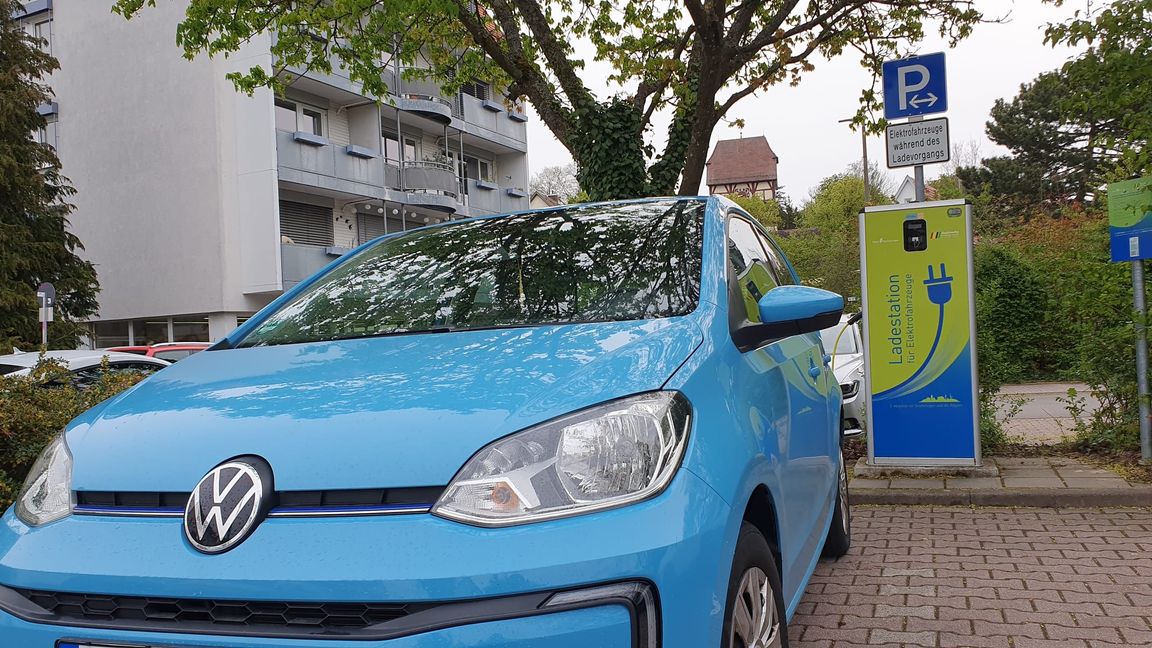 Ein E-Auto lädt am Maichinger Bürgerhaus.