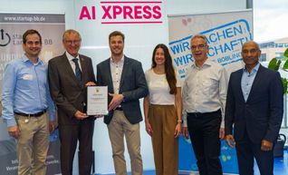 Bei der Urkundenübergabe im AI xpress (von links): Kreiswirtschaftsförderer Dr. Sascha Meßmer, Landrat Roland Bernhard, Steffen Theurer (Gründer des Monats Mai), Dr. Kathrin Steinbrink (Head of AI xpress), Andreas Heilemann (Senioren der Wirtschaft) und der Böblinger Wirtschaftsförderer Dominic Schaudt.