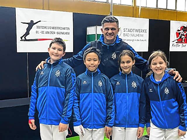 Carl Moraw, Lias Cheng, Irene Lusceac und Leana Idler (vorne von links) mit ihrem Trainer Gavrila Spiridon. Bild: z