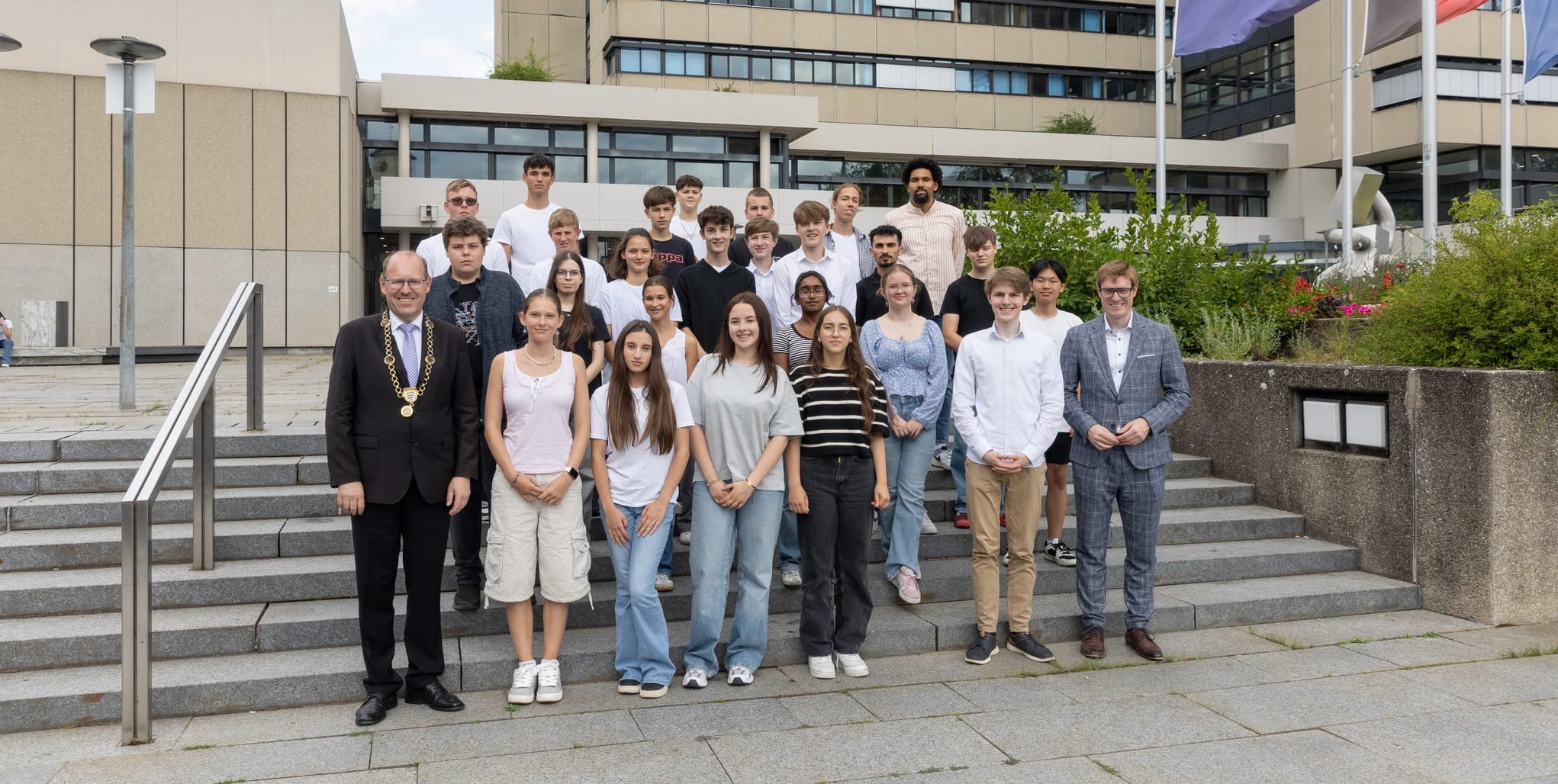 Auf dem Gruppenfoto der neu gewählten Jugendgemeinderäte stehen der scheidende Oberbürgermeister Dr. Bernd Vöhringer (links) und der neu gewählte Oberbürgermeister Markus Kleemann (rechts).