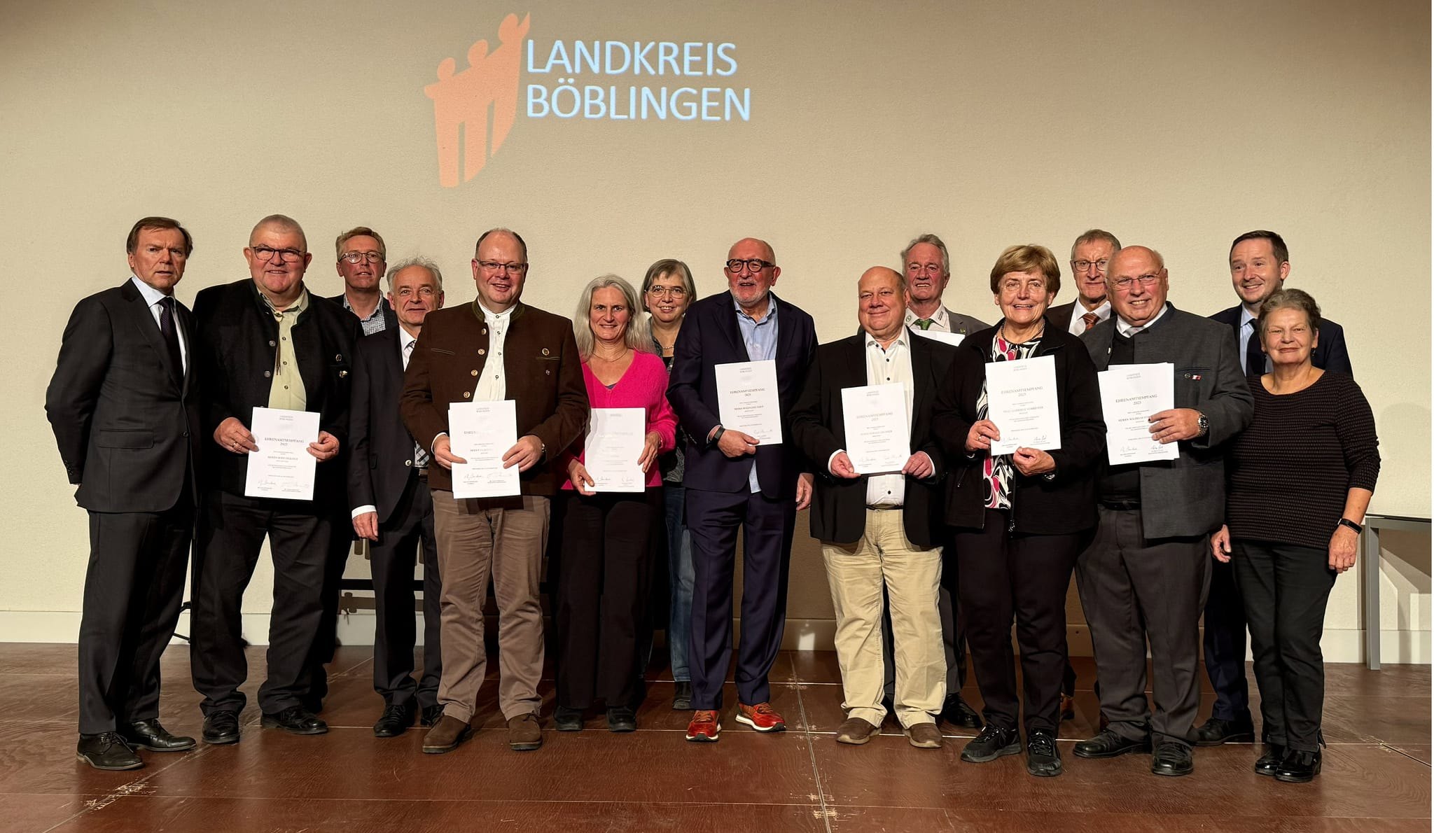 Landrat Roland Bernhard (vierter von rechts) mit den Laudatoren und den Geehrten.