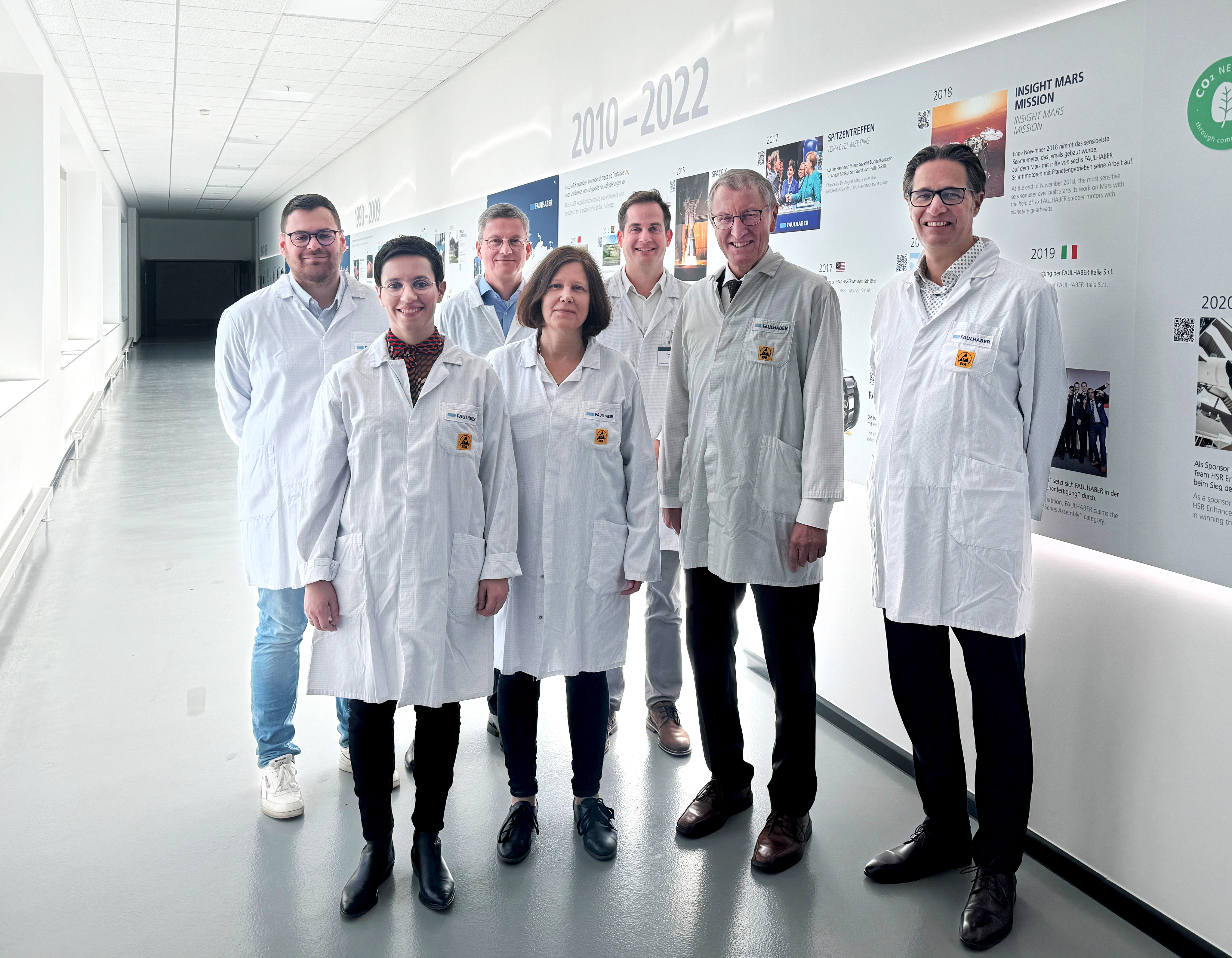 Maximilian Schöllkopf (Wirtschaftsförderer Schönaich), Bürgermeisterin Anna Walther, Lutz Braun (Geschäftsführer Faulhaber), Bianca Gruber (Erste Beigeordnete Schönaich), Dr. Sascha Meßmer (Kreiswirtschaftsförderer), Landrat Roland Bernhard, Markus Dietz (Geschäftsführer Faulhaber) Bild: Faulhaber