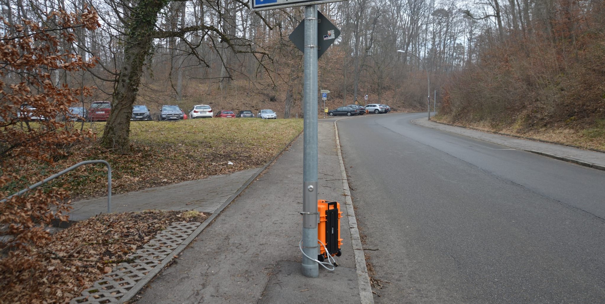 Der orangefarbene Kasten in der Arthur-Gruber-Straße ist gut sichtbar.