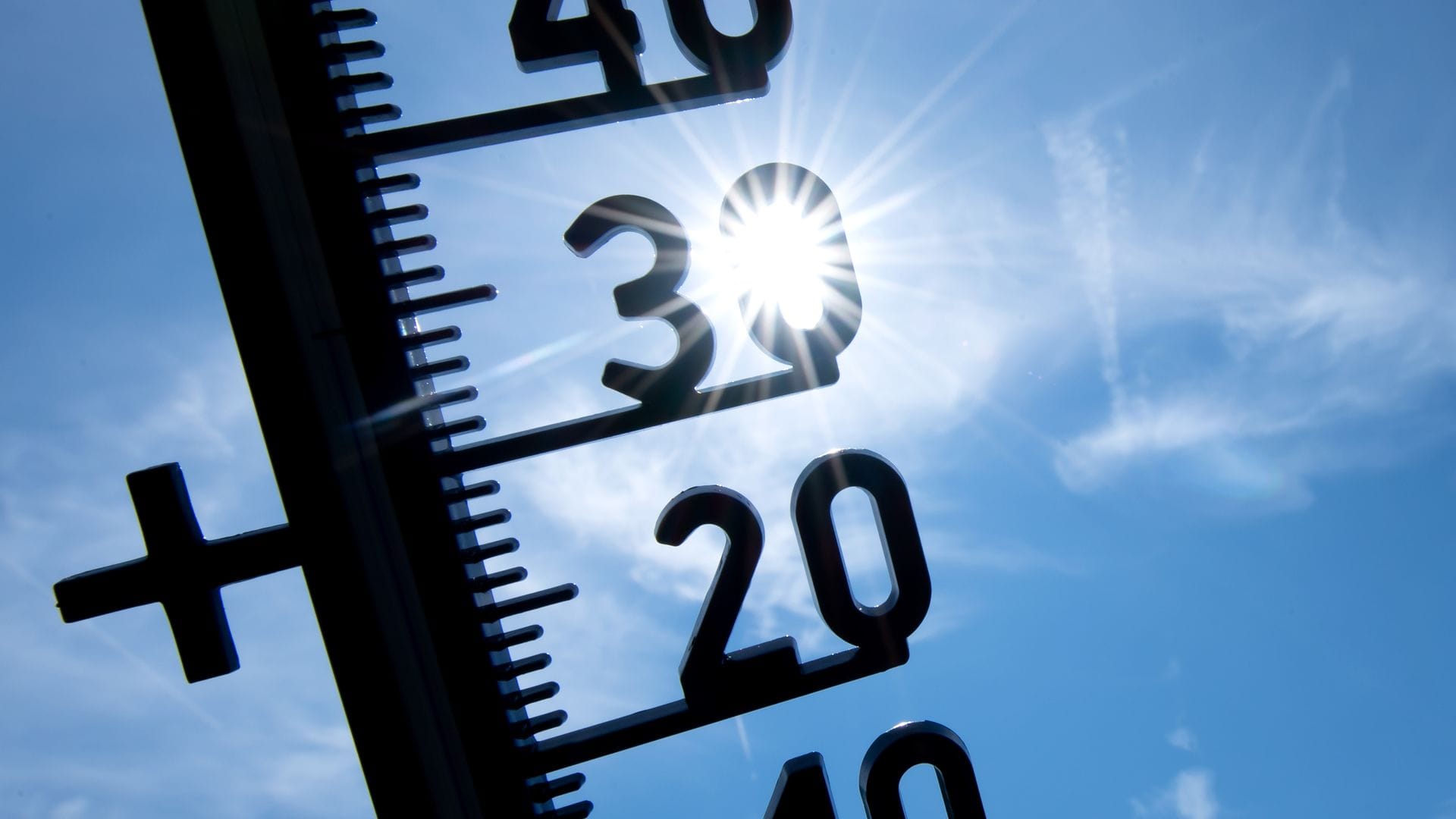 Wer eine mobile Klimaanlage kauft, sollte sich über die Stromkosten der Geräte im Klaren sein, raten die Vergleichsportale Verivox und Testberichte.de. (Symbolbild)