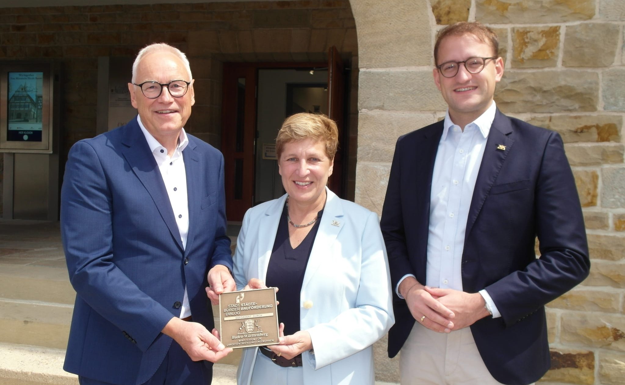 Bei der Verleihung der „Bronzeplakette der Städtebauförderung“ an das sanierte und umgebaute Altdorfer Rathaus: Bürgermeister Erwin Heller, Landesminsiterin Nicole Razavi, der CDU-Landtagsabgeordnete Dr. Matthias Miller (von links).