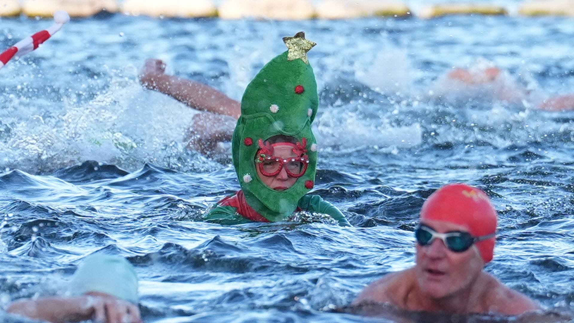 Auch in London stürzten sich Eisbader ins Wasser.