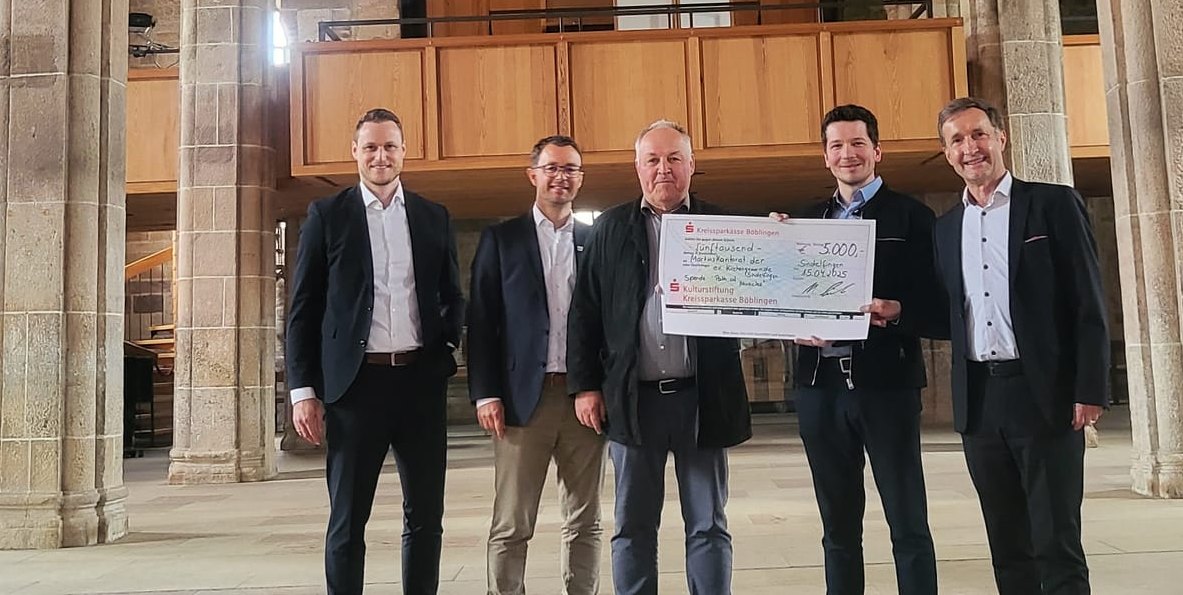 Auf unserem Foto (von links): Simon Bräuning, Carsten Vögele, Jens Junginger, Daniel Tepper und Markus Linha bei der Scheckübergabe in der leeren Martinskirche. Bild: Fecht