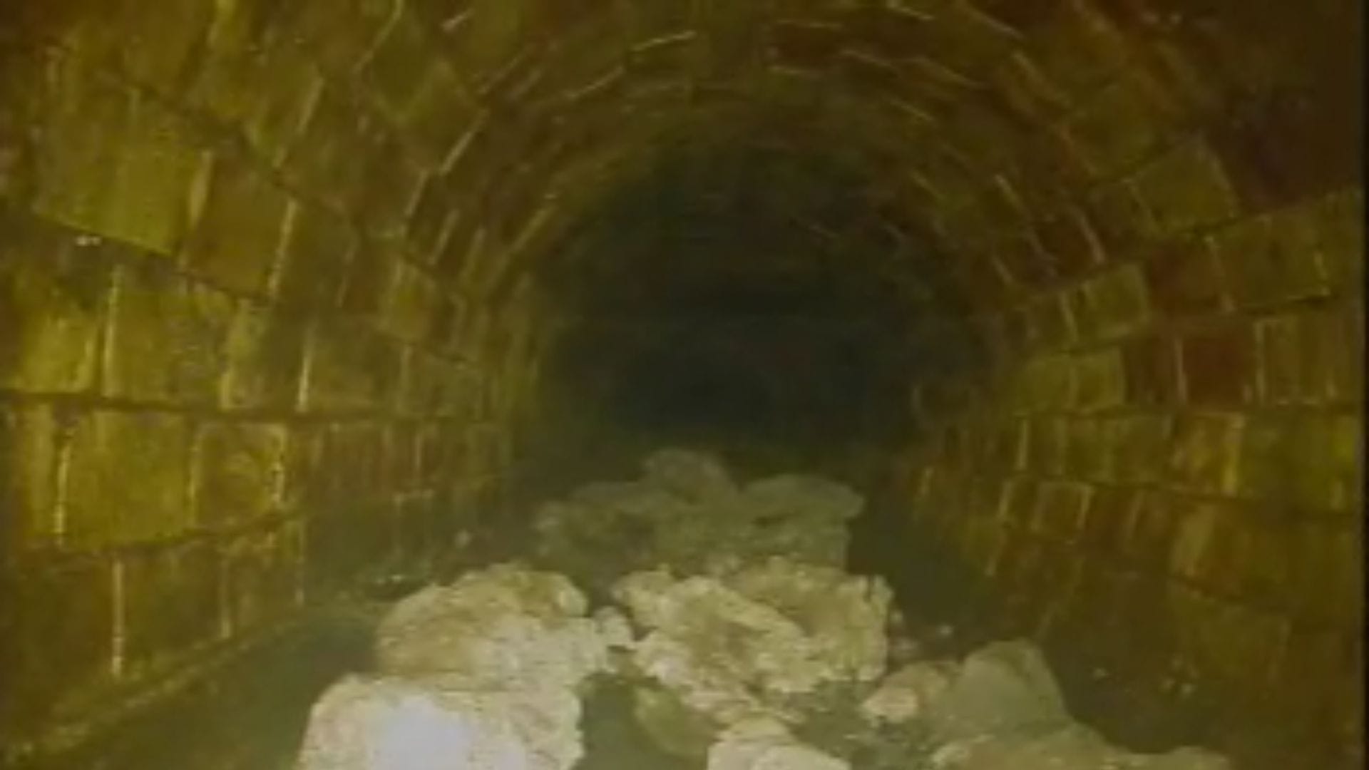 Das Foto des britischen Wasserversorgungsunternehmens Thames Water zeigt eine Verstopfung, die vermutlich rund 100 Tonnen wiegt und in der Kanalisation von Whitechapel im Osten Londons entdeckt wurde. Der „Fatberg“ – eine Masse aus erstarrten Fetten, Ölen und Fetten- - ist ungefähr 100 Meter lang.