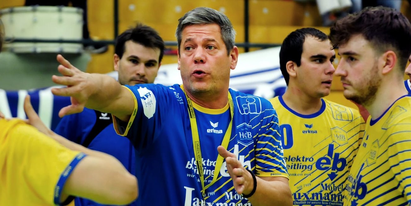 Trainer Holger Breitenbacher: „Pässe aus vier Metern auf die Füße des Mitspielers will ich einfach nicht mehr sehen.“Bild: Photostampe