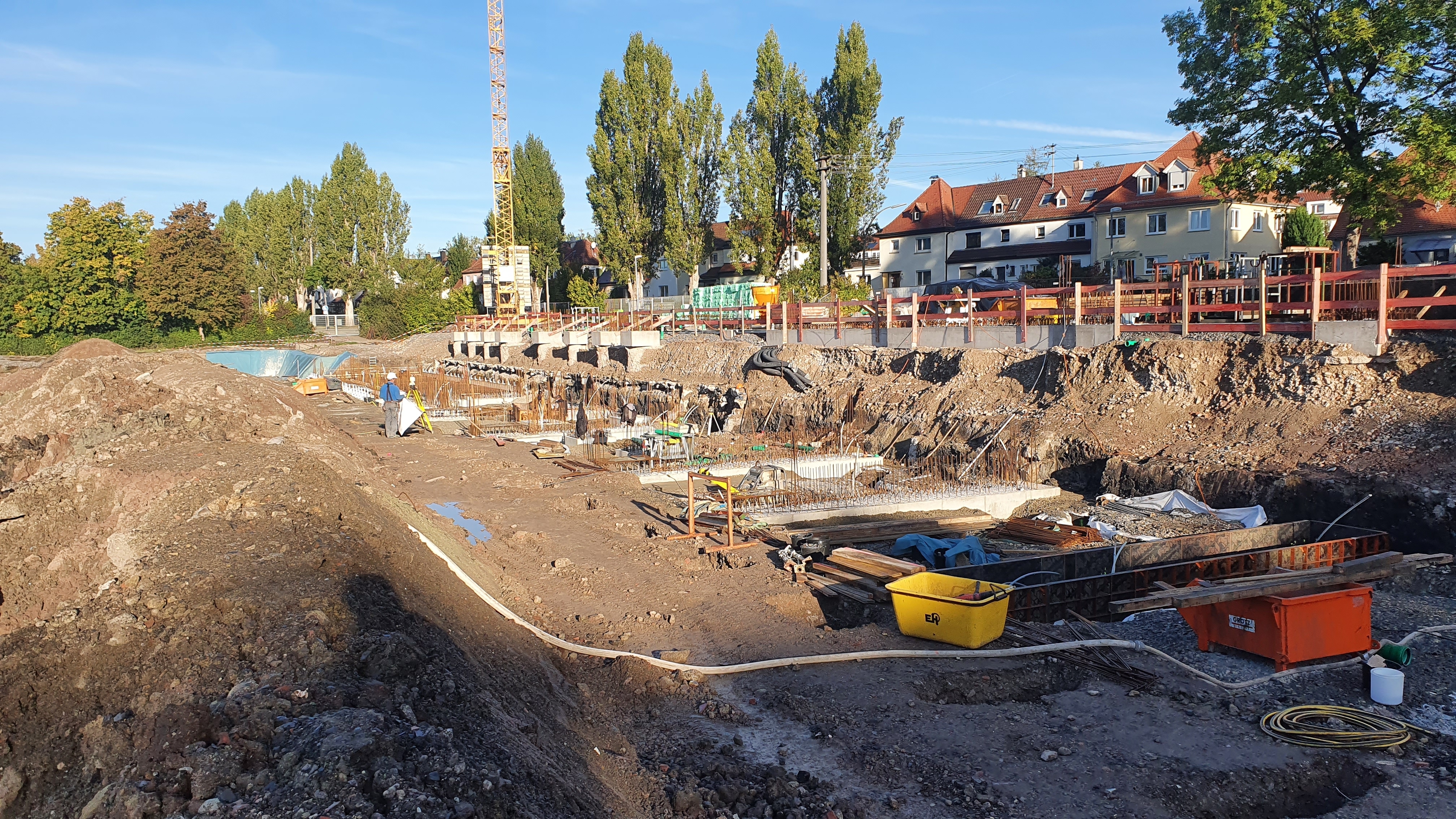 So sieht es derzeit im Floschenstadion aus: Für das künftige Hauptgebäude entsteht als nächstes die Bodenplatte. Für die angrenzenden Leichtathletik-Anlagen und das Fußball-Spielfeld ist der Untergrund noch nicht stabil genug. Hier gibt es eine deutliche Kostensteigerung.      Bild: Wegner