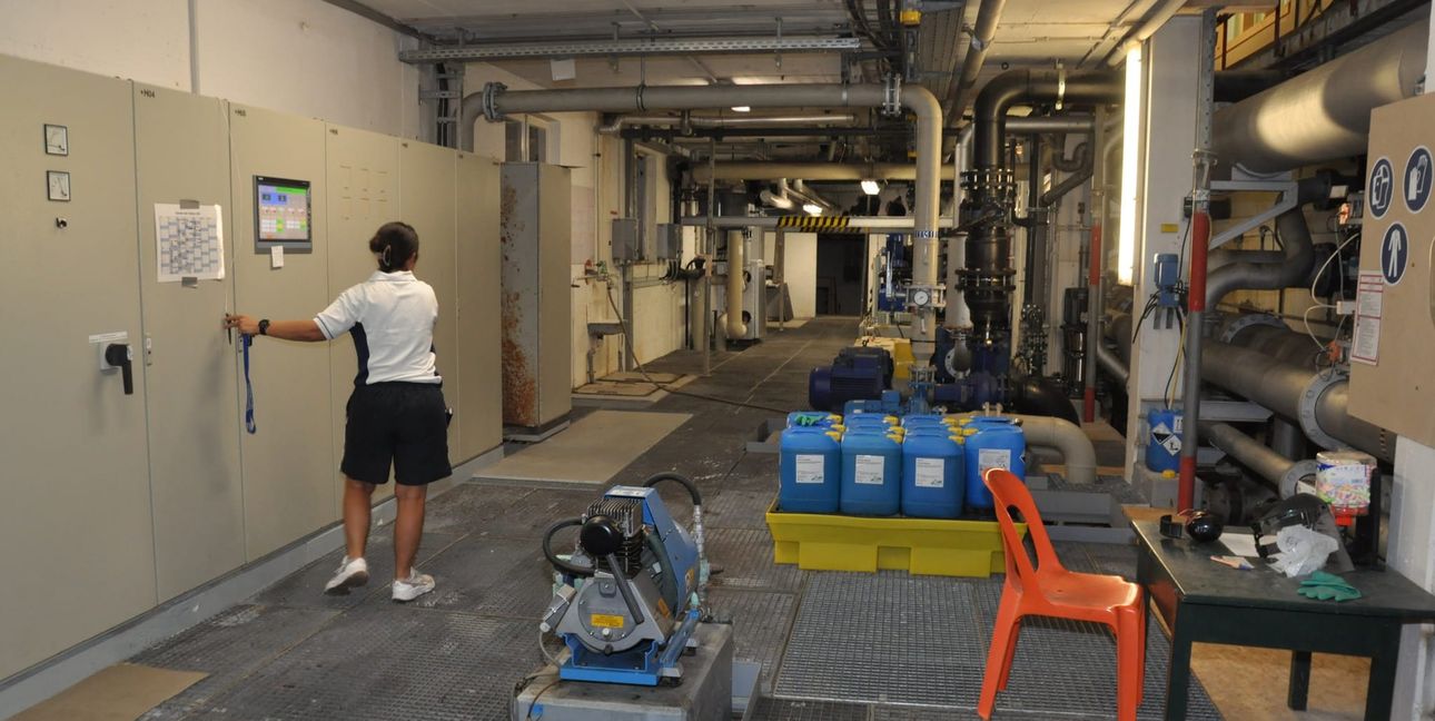 Der Pumpenraum unter dem Sportbecken.
