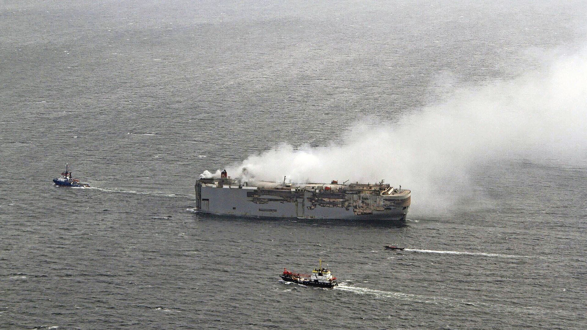 Das brennende Autofrachtschiff „Fremantle Highway“ im Juli 2023.