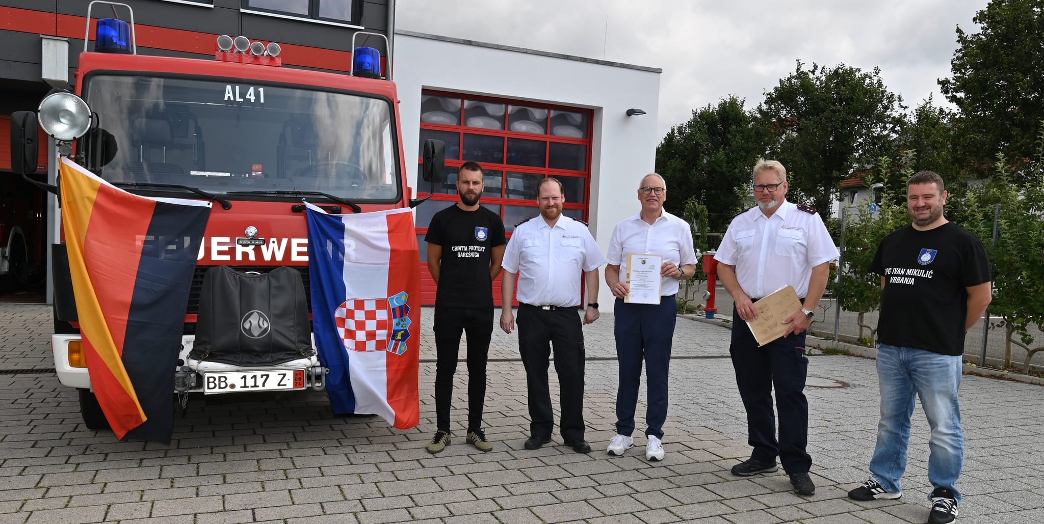 Übergabe : Mario Pejic (Feuerwehr Vrbica), Kommandant Christian Goy (Altdorf), Bürgermeister Erwin Heller, Thomas Gohlke (Altdorf) und Präsident Mario Novak (Vrbica/von links).Bild: z.