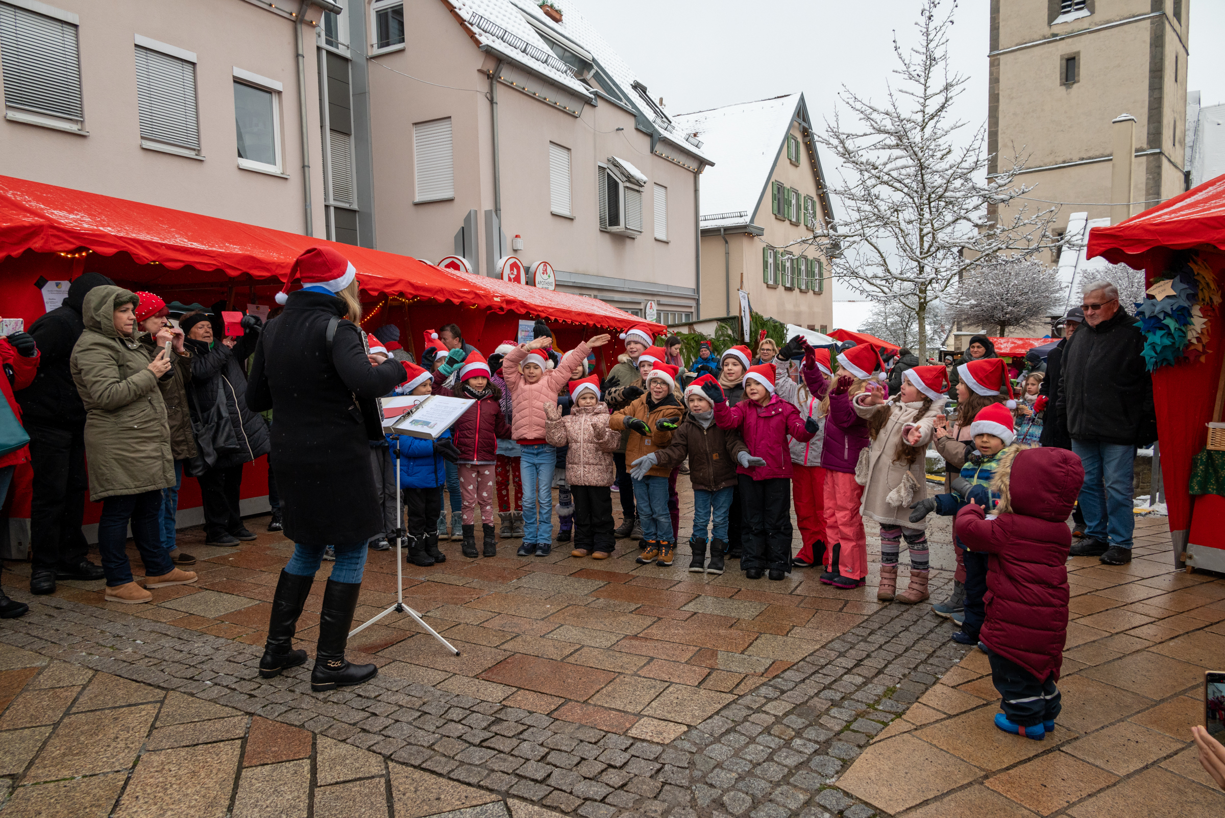 Die "Chohrwürmer" vom Liederkranz Ehningen eröffnen den Weihnachtsmarkt in Ehningen. Bild: Nüßle