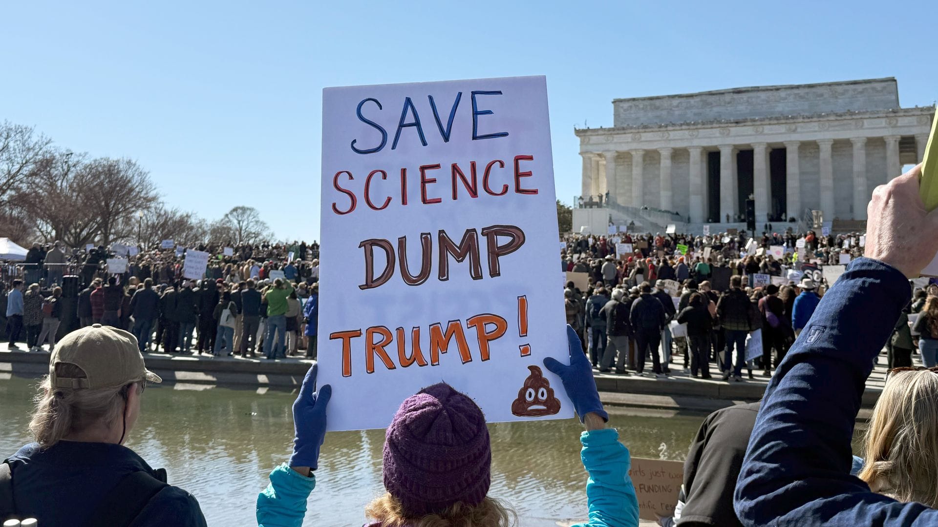Proteste gegen die Regierung: "Rettet die Wissenschaft - Weg mit Trump!"