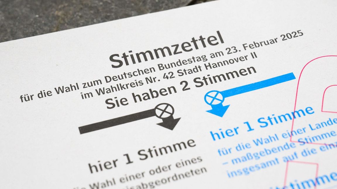 Ein Stimmzettel für die Bundestagswahl 2025 liegt als Muster in der Briefwahlstelle im Neuen Rathaus.