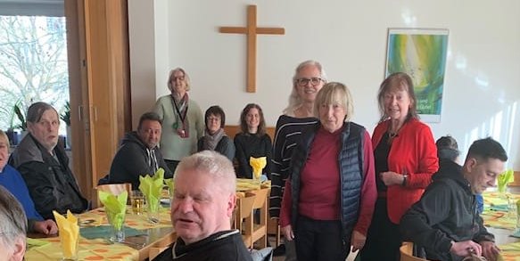 Dr. Angelika Sischka, umrahmt von Inge Rist (links) und Anne Graf vom Café Volle Kanne.