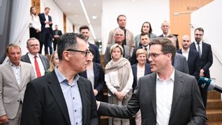 Der designierte Ministerpräsident Baden-Württembergs Cem Özdemir (links) und sein designierter Vize Manuel Hagel.