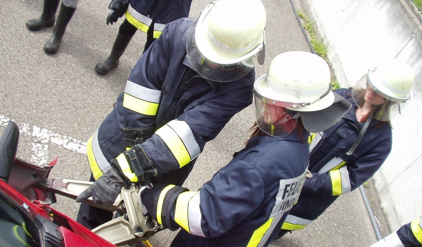 Der Spreizer öffnet Autotüren: Einblick in die Ausbildung in Maichingen.       Bild: z