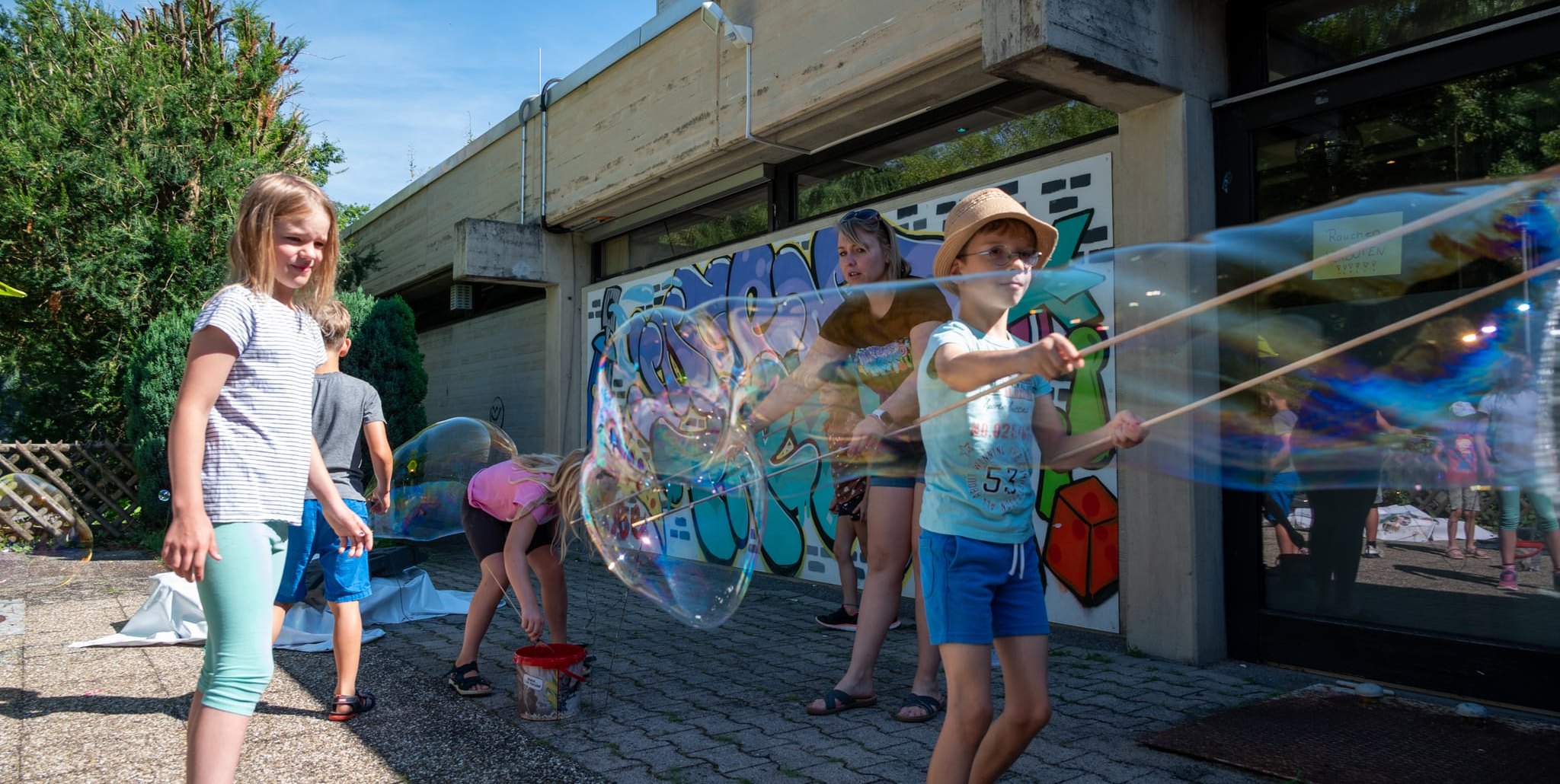 Schillernd und große sind die Seifenblasen, die mithilfe der Flüssigkeit beim Ehninger Sommerferien-Programm entstehen.Bild: Nüßle