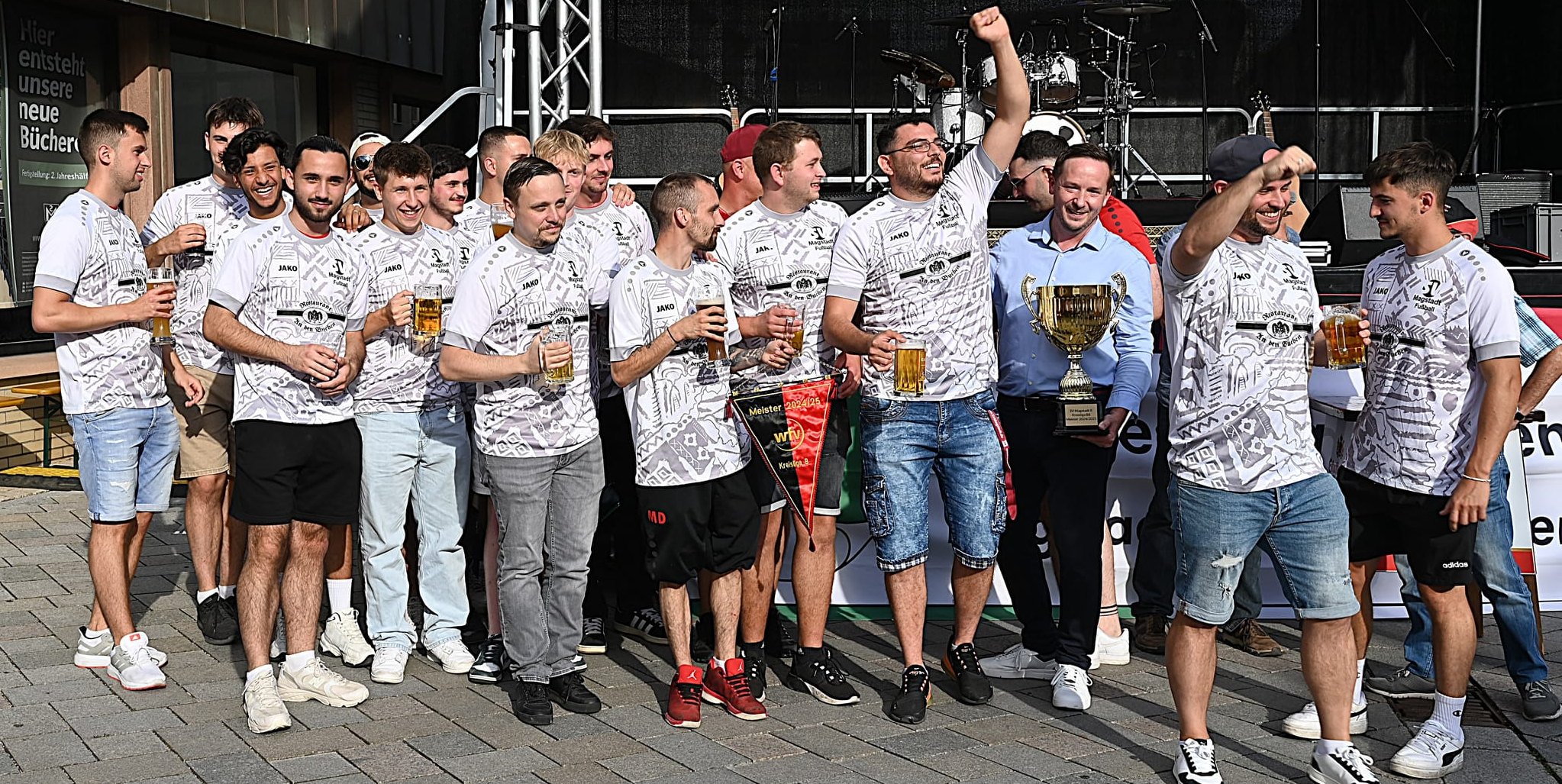 Die Kreisliga-B-Meistermannschaft des SV Magstadt. Vom Fußballverband gab‘s zur Erinnerung an den Titelgewinn nur den Meisterwimpel, von der Gemeinde überreichte Bürgermeister Florian Glock einen Pokal.   Bild: Reichert