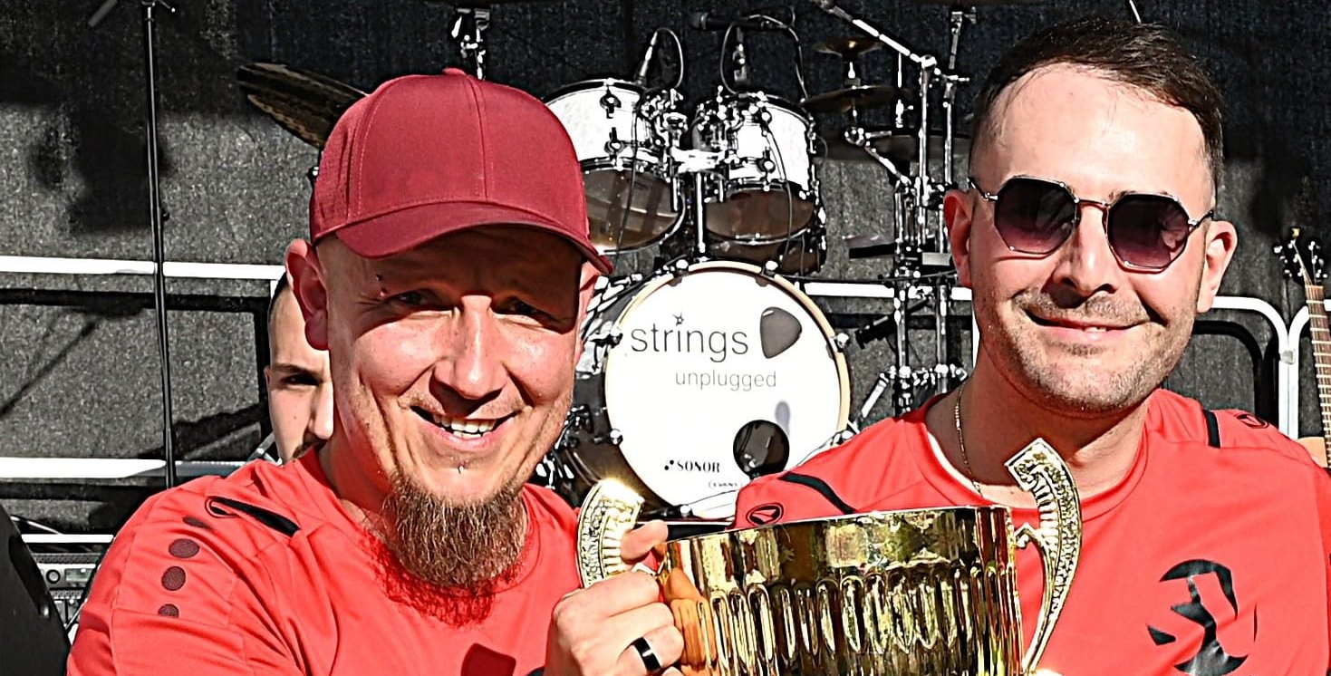 Der Pokal als Mutmacher für den Neuling in der Fußball-Kreisliga A, wo er von Andi Damm (links) und Anestis Anhalt (rechts) trainiert wird.  Bild: Reichert