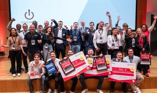 Alle Pitcherteams, Jurymitglieder sowie Organisatoren der Veranstaltung „start.me.up“ vereint auf der Bühne des Sparkassen-Forums Böblingen.