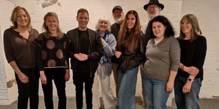 Auf dem Foto im Vorstand (von links): Gaby Tartsch (Schatzmeisterin), Ines Scheppach (stellvertretende Vorsitzende), Florian Wahl (Vorsitzender), Linda Krimmel (Ausstellungsleitung), Klaus Behringer (Ausstellungsleitung), Maria Susy Nobre Gomes Areal Welter (Ausstellungsleitung), Gérard Krimmel (Ausstellungsleitung), Edith Foghel (Künstlerische Beirätin) und Sissi Katefidis (Ausstellungsleitung).