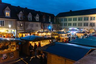 Nette Leute, Lichterglanz und Glühweinduft: Endspurt beim Böblinger Weihnachtsmarkt.