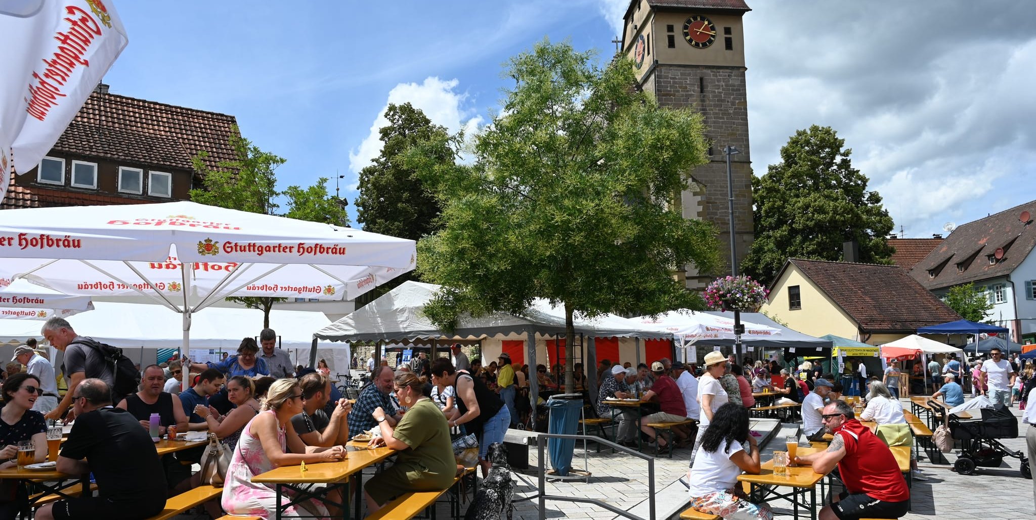 Beim 38. Magstadter Fleckenfest auf dem Marktplatz waren am Wochenende schattige Sitzplätze heiß begehrt.  Bild: Reichert