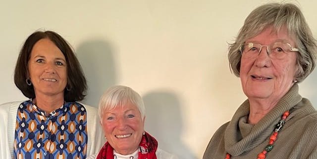 Abteilungsleiterin Breitensport Marion Genkinger (links)  ehrt Erika König und Ulla Heckmann für ihr langjähriges Engagement. Bild: z