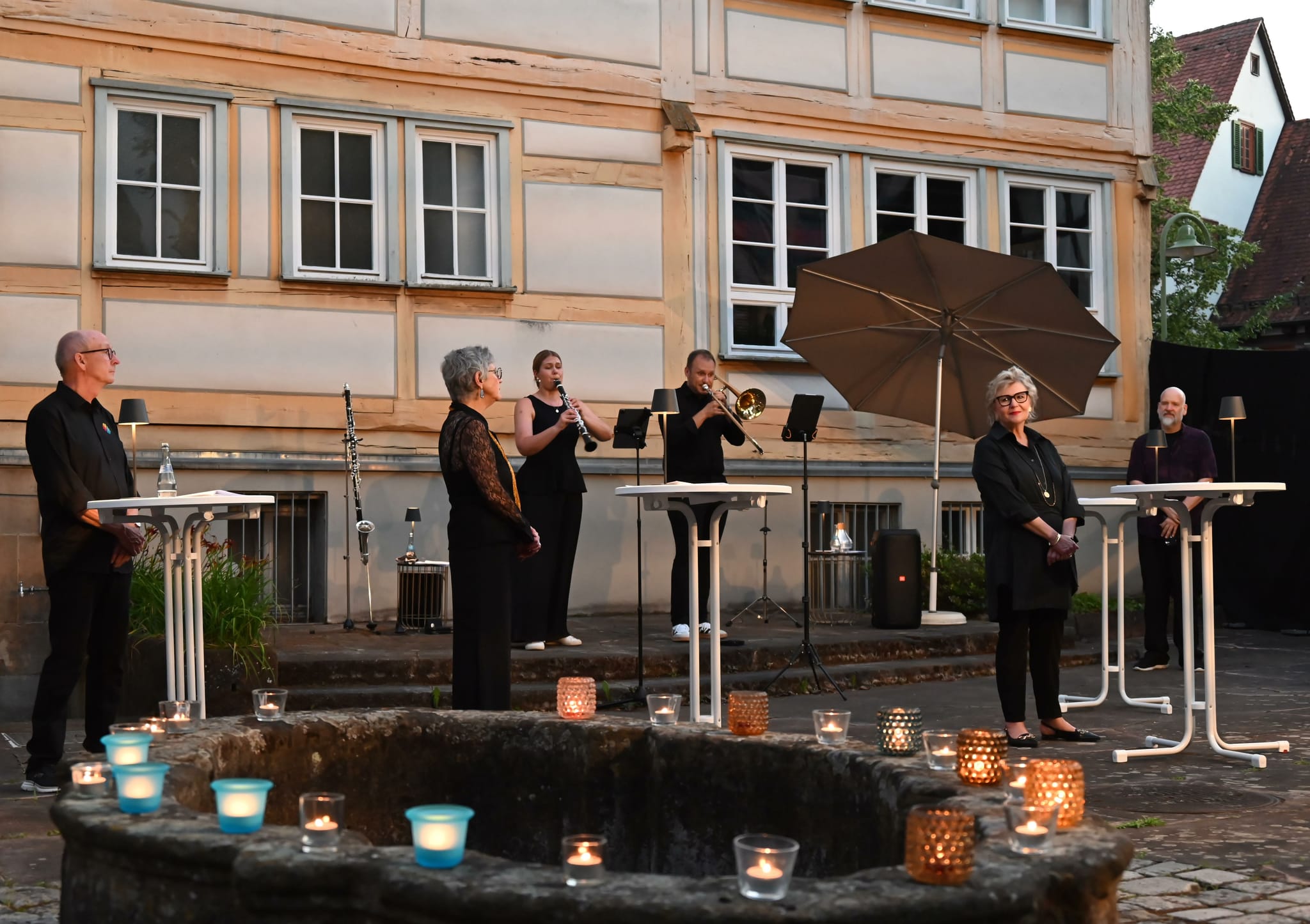 Von links: Horst Zecha, Sarah Kupke, das Duo Fluzz (Maria Wunder und Walter Melcher), Sabine Duffner und Ingo Sika.
