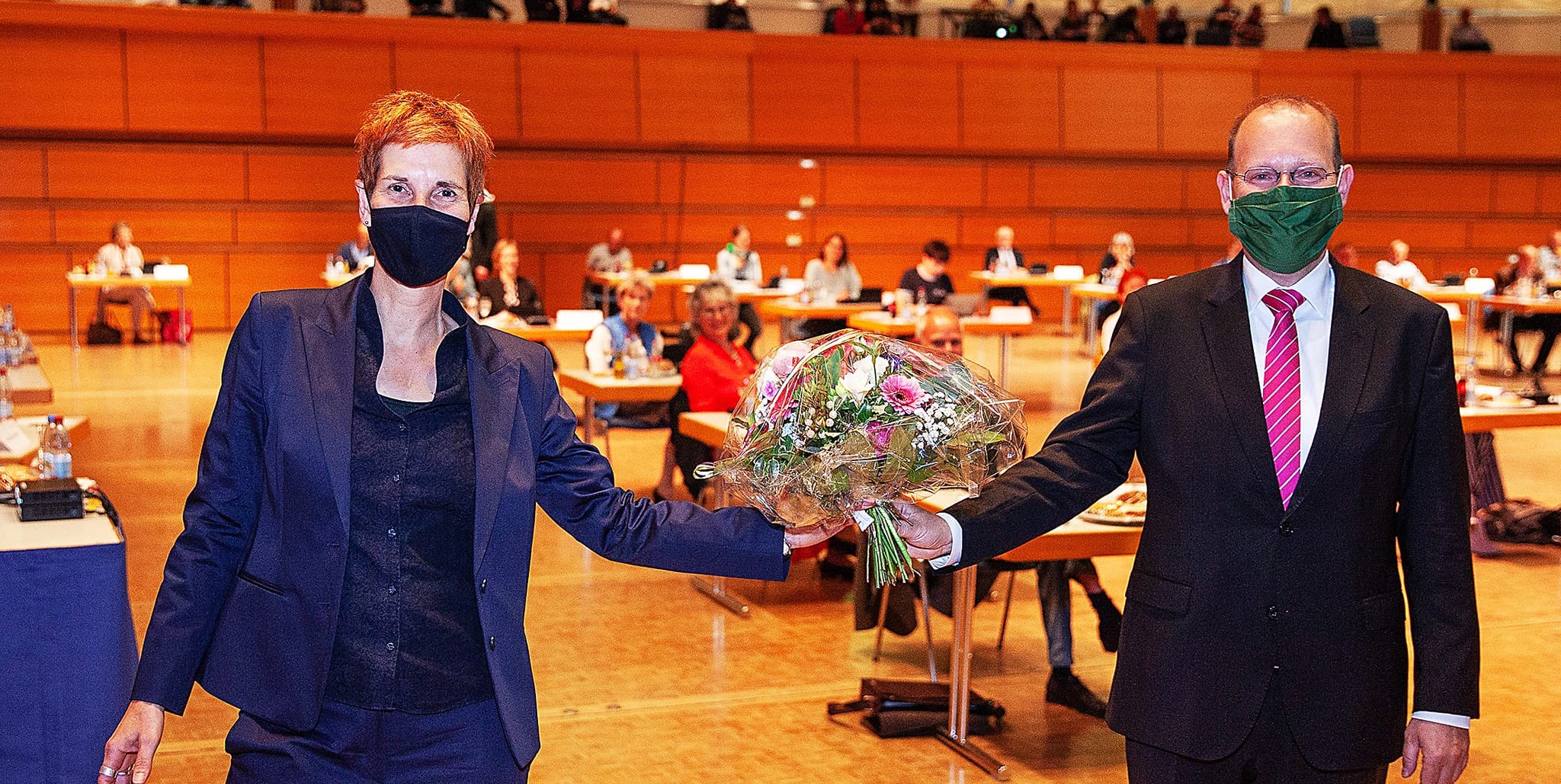 Schwierige Zeiten in der Pandemie: 2020 gratuliert Dr. Bernd Vöhringer der Baubürgermeisterin Dr. Corinna Clemens bei der Gemeinderatssitzung in der Stadthalle mit Maske, Abstand und Blumen zur Wiederwahl.