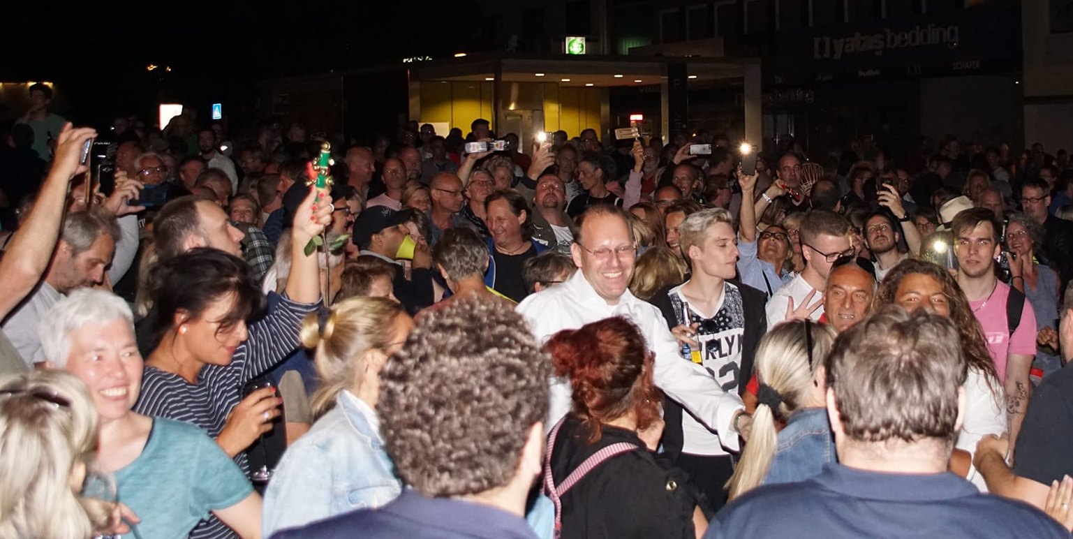 Die Menschen demonstrieren 2019 für den Verbleib der Konzertreihe „Sindelfingen rockt“ auf dem Marktplatz. Mittendrin: Dr. Bernd Vöhringer.