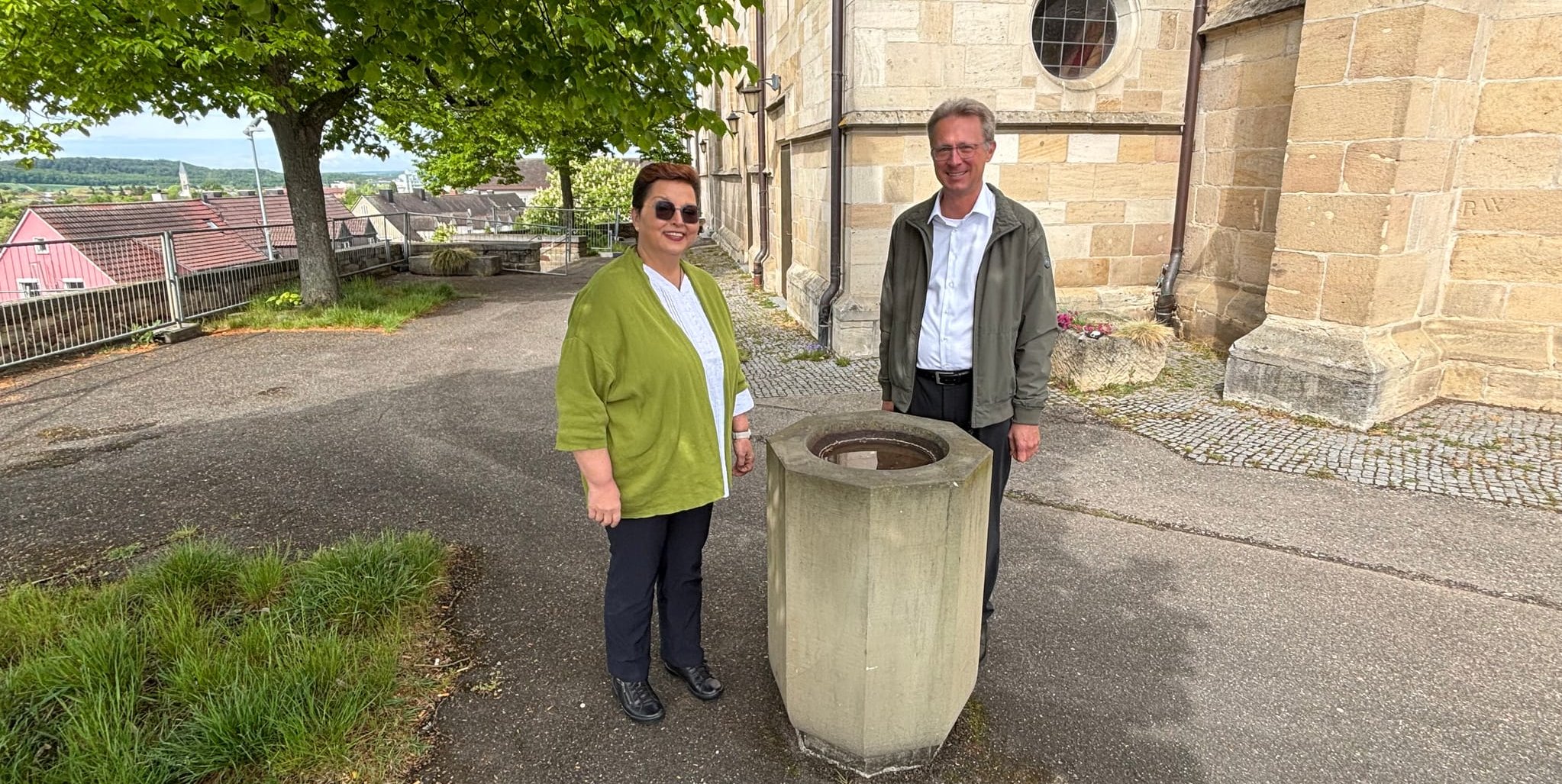 Pfarrerin Gerlinde Feine und Pfarrer Klaus Kempter am Taufstein vor der Stadtkirche. Hier wird am 21. Juni getauft.