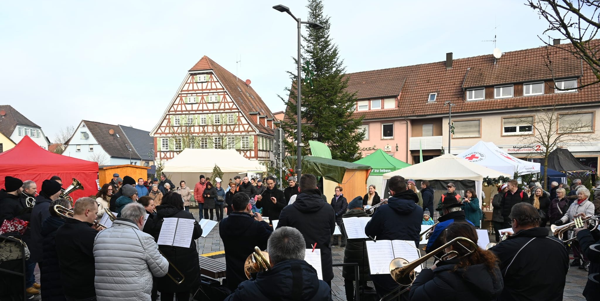 Der Musikverein beim musikalischen Auftakt des Magstadter Adventsmarkts. Zur musikalischen Unterhaltung trugen auch die Schule und der Posaunenchor bei. Der Weihnachtsbaum auf dem Marktplatz wie auch der vor dem Seniorenheim wurde von Susann Rotter-Renz gespendet.