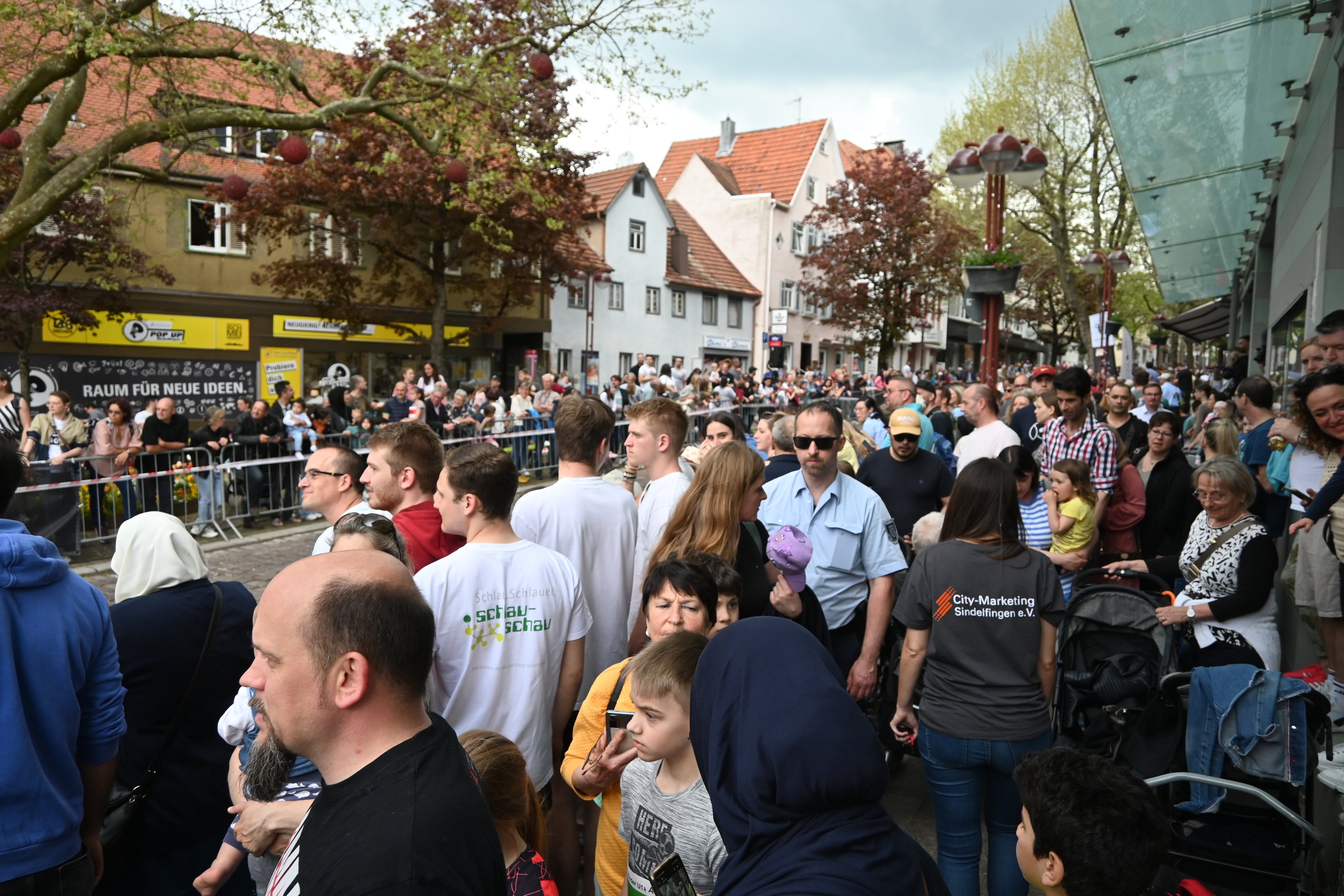 So war es 2023: Dicht an dicht stehen die Menschen in der Planie: Werk-Stadt-Lauf und verkaufsoffener Sonntag haben die Massen in die Sindelfinger Innenstadt gelockt. Bild: Nüßle/A