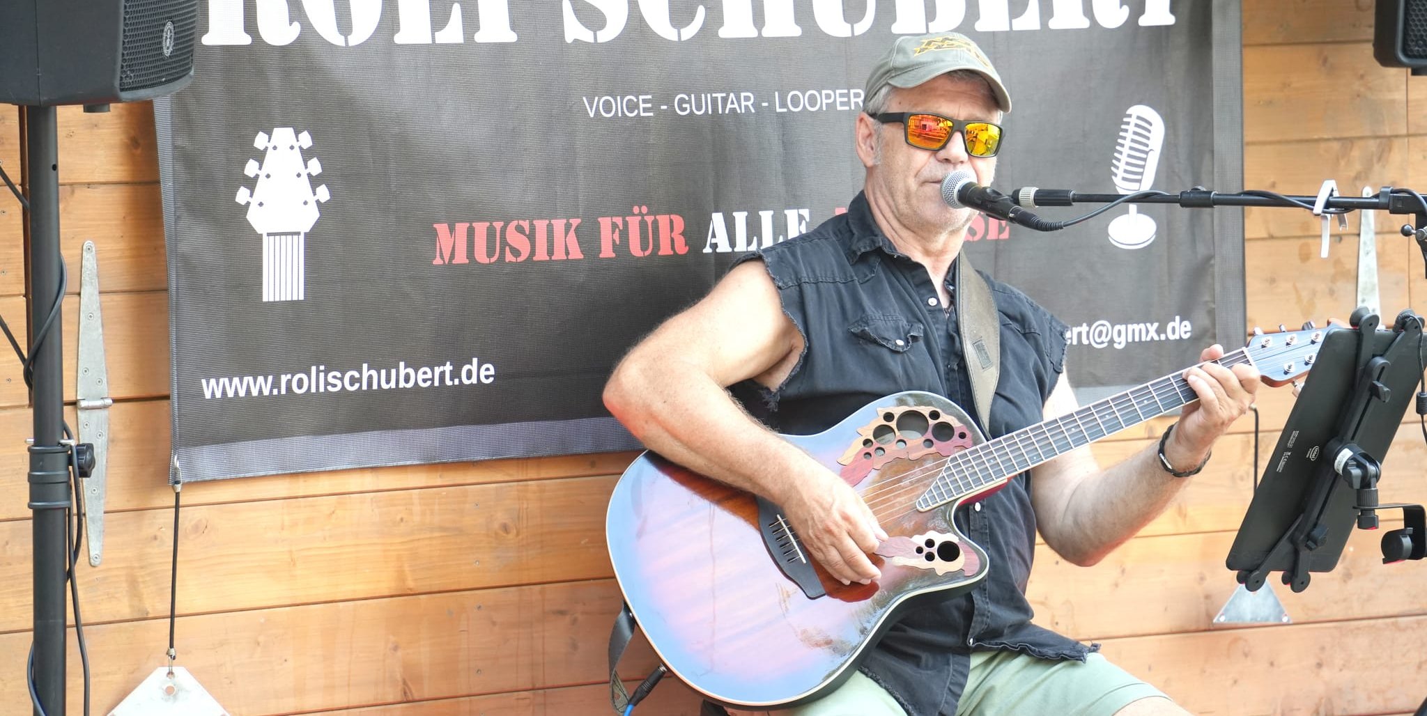 Roli Schubert spielt in der Hinteren Gasse Musik von U2 und Ed Sheeran.