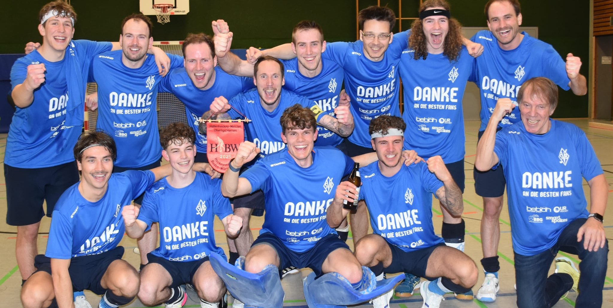 Ein Foto aus dem Februar 2025 und dem gewonnenen Oberliga-Titel mit dem verstorbenen Trainer  Thomas Dauner (vorne rechts).Bild: Meyer
