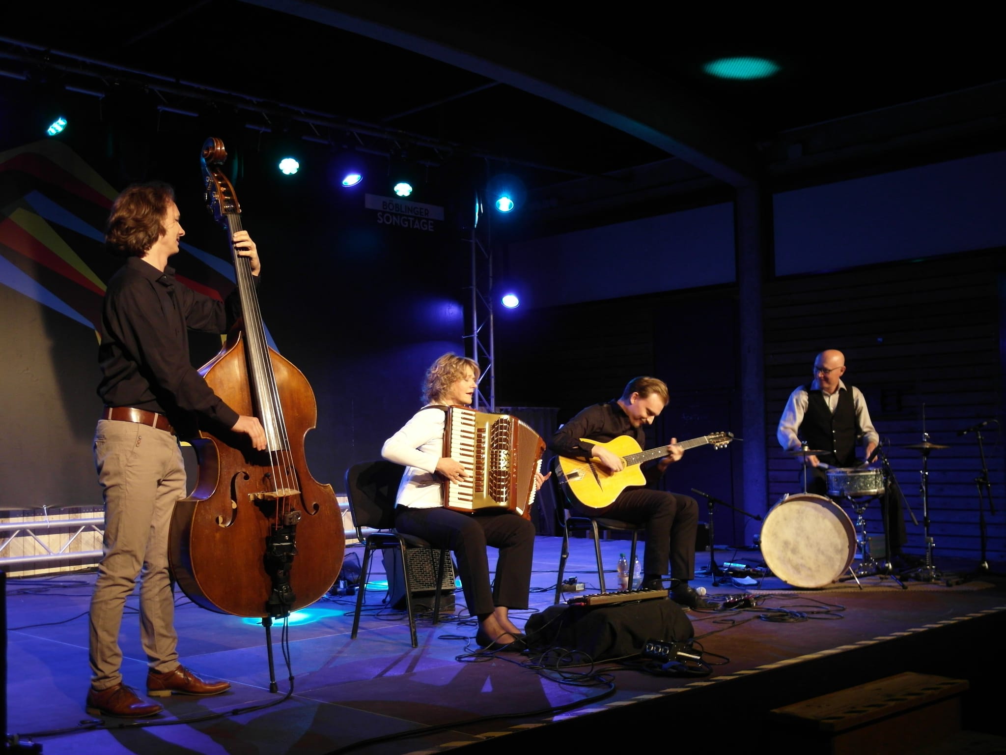 Dennis Wendel, Anja Baldauf, Raffael Müller und Stefan Baldauf (von links) haben mit dem Projekt „Orchestra Mondo: Tango Meets Gypsy“ vor gut 100 Zuschauern das letzte Konzert der diesjährigen Auflage der Veranstaltungsreihe „Sommer am See“ in der Böblinger Alten Tüv-Halle am Oberen See präsentiert.