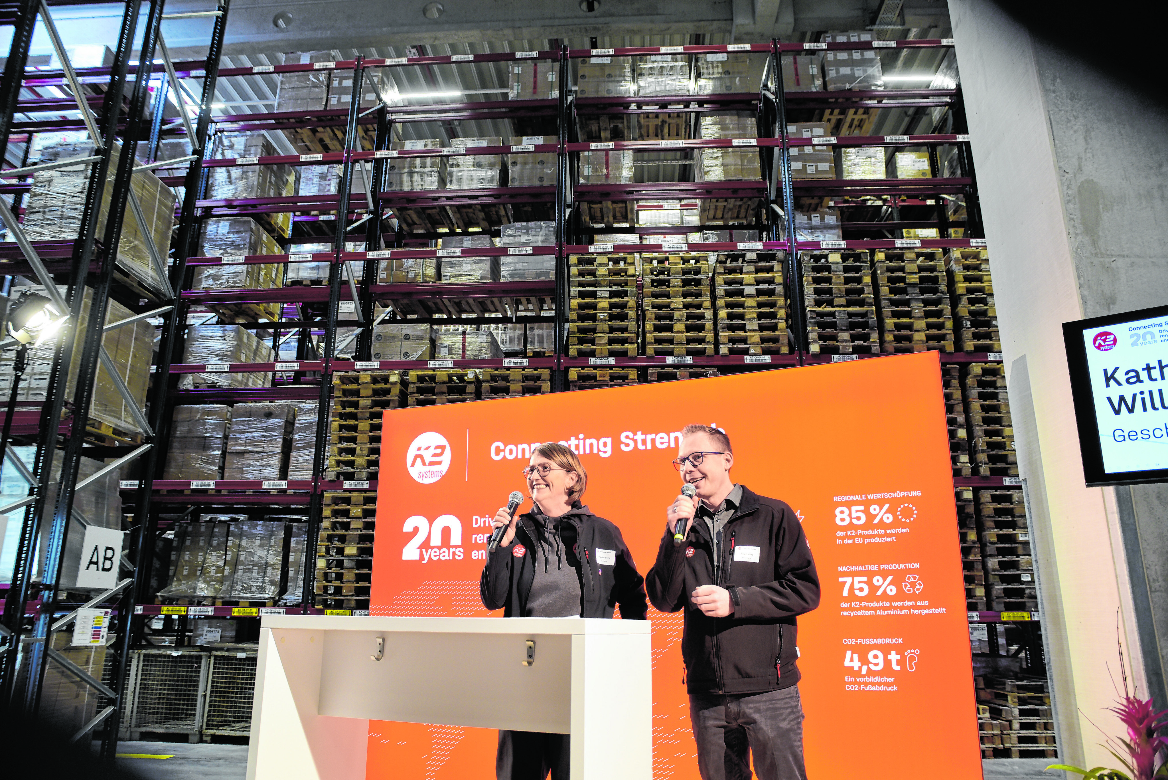 Die Co-Vorsitzenden der Geschäftsleitung von K2 Systems, freuen sich über das neue Logistikzentrum, mit dem sie den Materialdurchlauf um 80 Prozent steigern wollen.