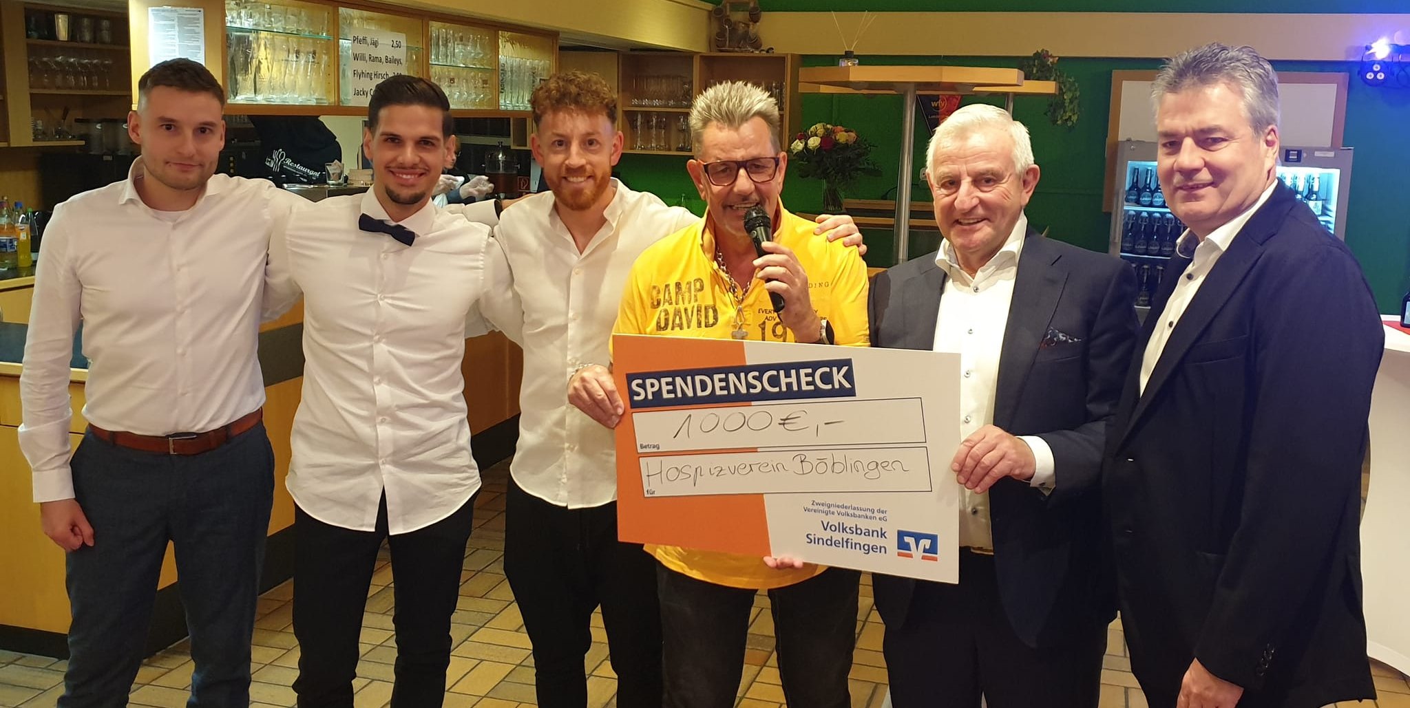 Die drei Kapitäne Jan-Niclas Heitjans, Yannick Fellner, Michael Klauß, DJ Andy Luxx, Abteilungsleiter Werner Klauß und sein Stellvertreter Wolfgang Klemm (von links). Bild: z