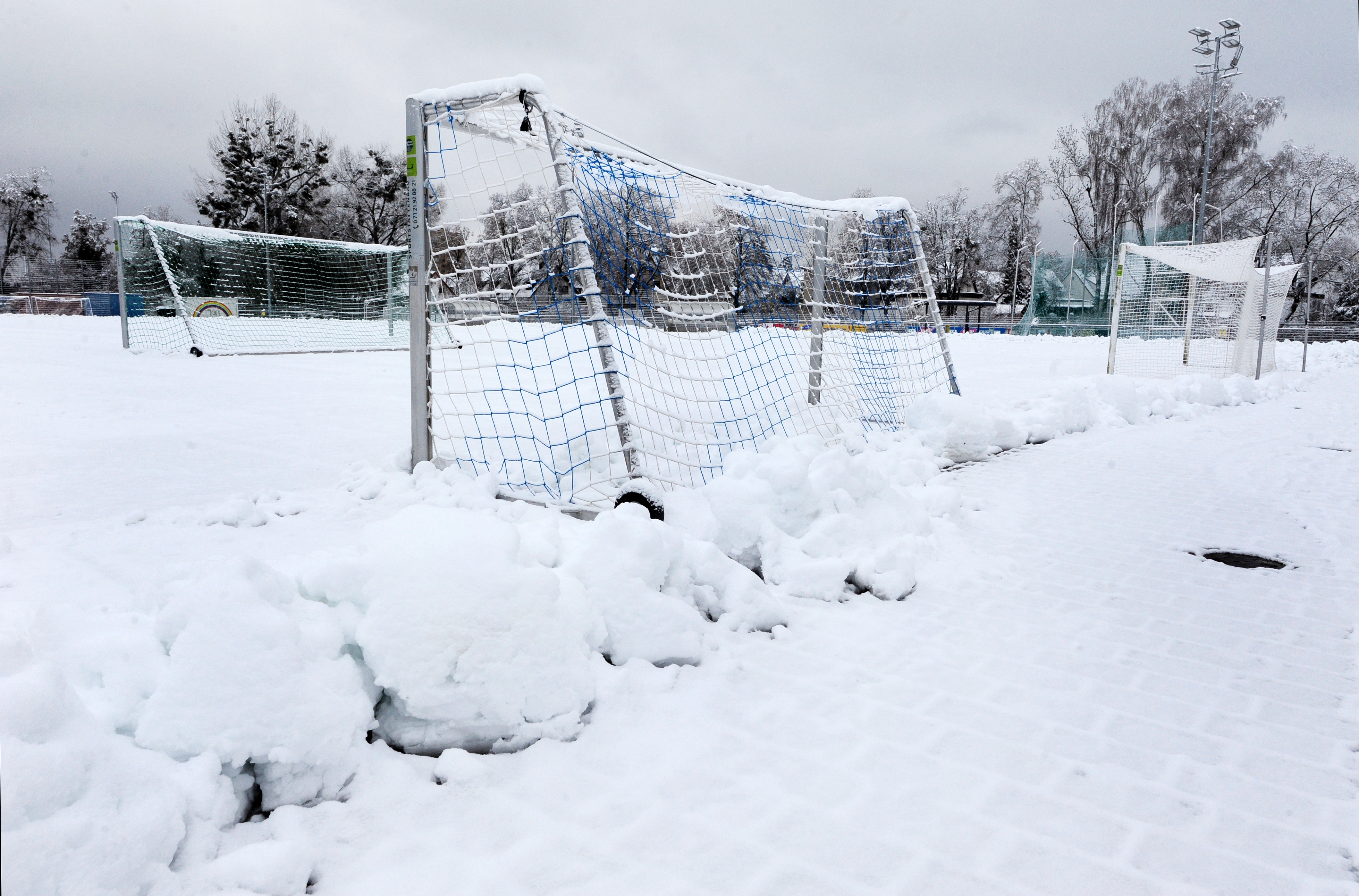 Da ist eher eine Schneeballschlacht als ein Fußballspiel möglich. Bild: photostampe