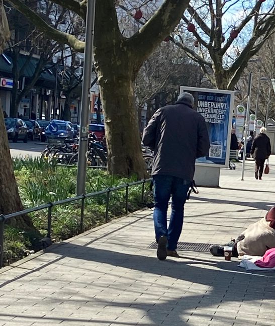 Eine Szene aus der Mercedes-Straße in Sindelfingen: Ein Bettler versucht über die Runden zu kommen, die meisten Passanten laufen vorbei.    Bild: Christel