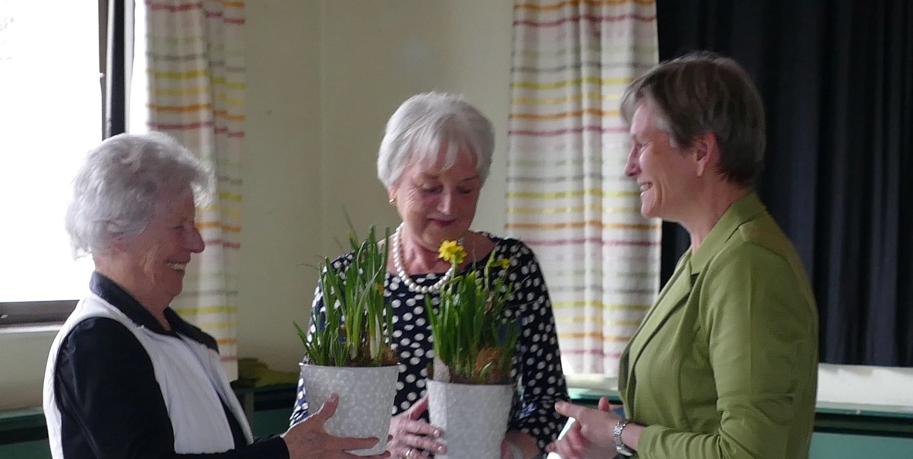 Sozialamtsleiterin Almut Cobet schenkt Brigitte Schiller (links) und Brigitte Helbich Frühlingsblumen.