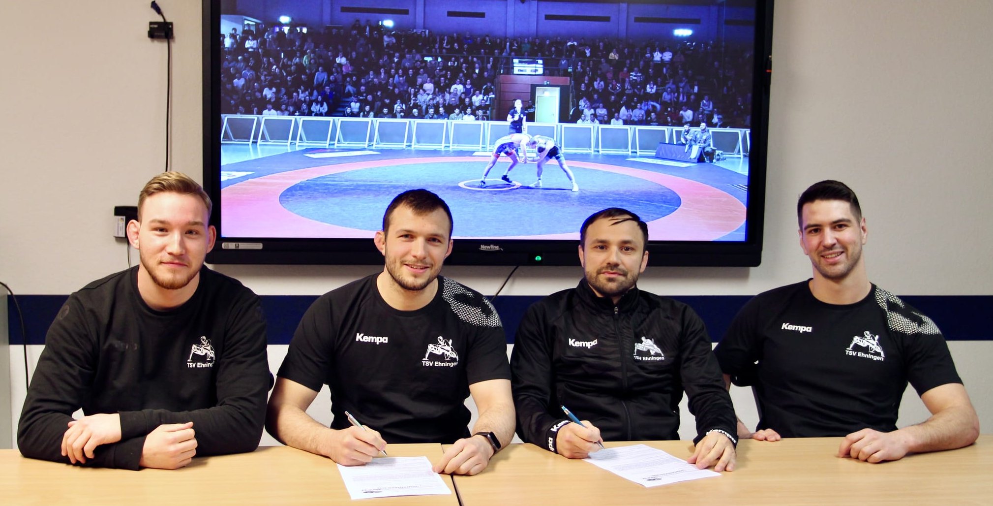 Der Sportlicher Leiter des TSV Ehingen, Fabian Bendl, die beiden Neuen Marcel Flick, Adrian Moise und  Jugendleiter Kai Rösch (von links). Bild: z