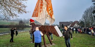 Der hölzerne Fuchs wird enthüllt. Ein Kran zieht die große Plane nach oben.