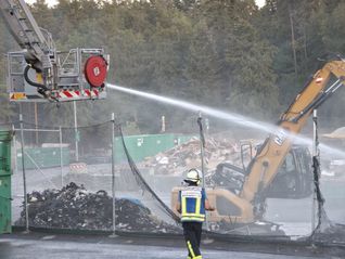 Der Brand wurde mit einem Teleskopgelenkmast und einem Wasserwerfer bekämpft.